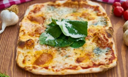 Delicatesă tradițională, direct din bucătăria italiană. Astăzi, focaccia genoveză gustoasă și savuroasă