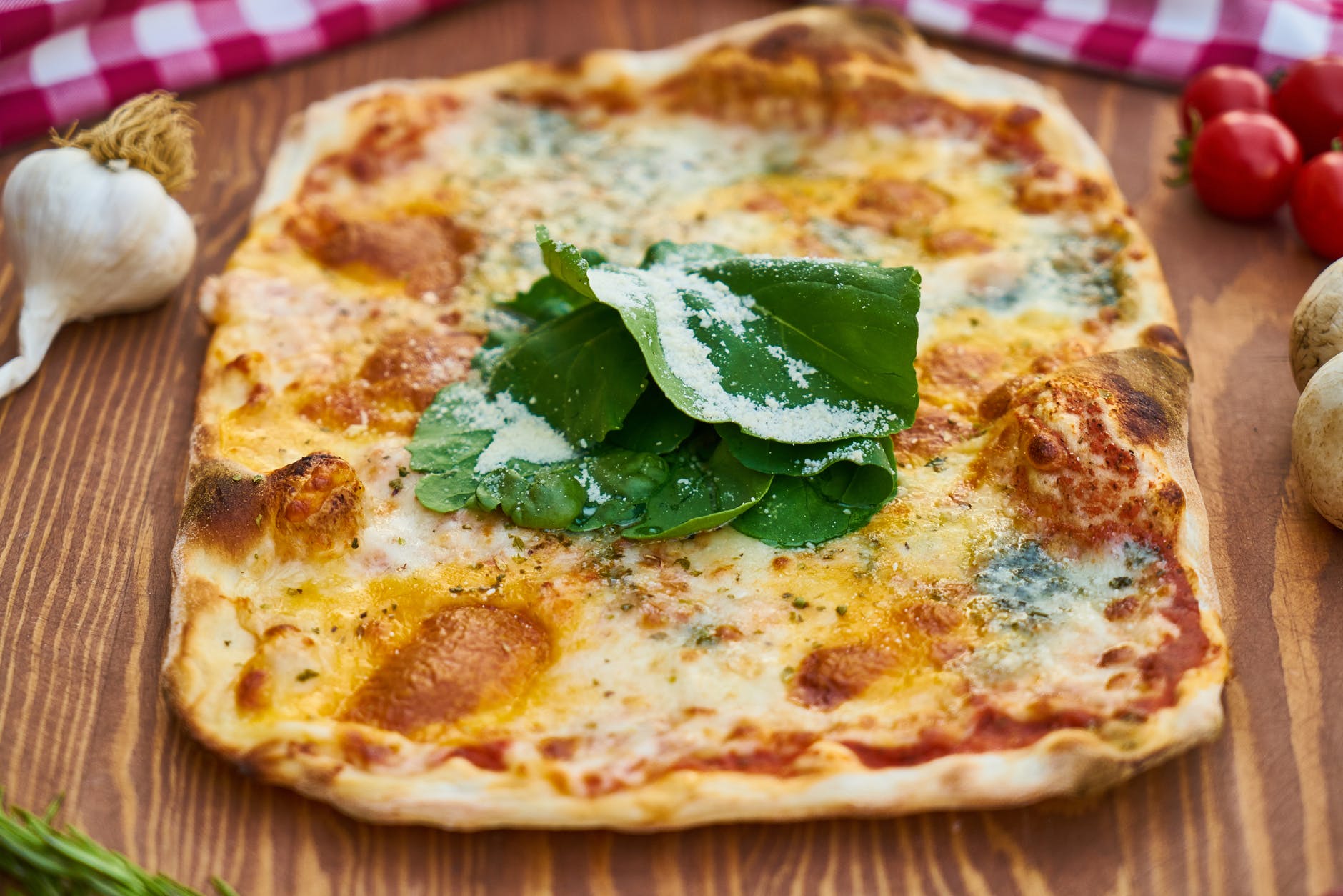 Delicatesă tradițională, direct din bucătăria italiană. Astăzi, focaccia genoveză gustoasă și savuroasă