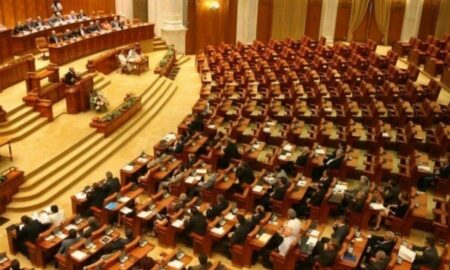 Jocuri politice în Parlament. USR PLUS face apel la toţi parlamentarii să lase moţiunea de cenzură să-şi urmeze parcursul