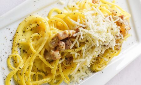 Spaghete Carbonara – o rețetă rapidă de paste delicioase. Nu ai nevoie de prea multe ingrediente, iar gustul e desăvârșit!