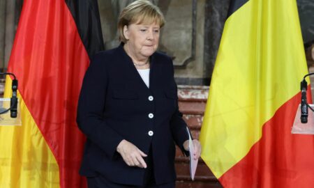 Angela Merkel: Uniunea Europeană ar trebui să-şi rezolve divergenţele mai degrabă prin discuţii decât prin decizii judecătoreşti