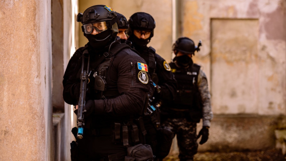 Percheziții la 42 de adrese, în mai multe județe, la o bandă extrem de periculoasă. 20 de capete de acuzare