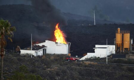 Video. Lava a aprins instalații care otrăvesc aerul. Ce se întâmplă în La Palma