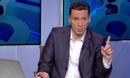 Ce spune Mircea Badea despre bradul lui Nicușor Dan: „Este urât cu crăci, cum s-ar spune!”