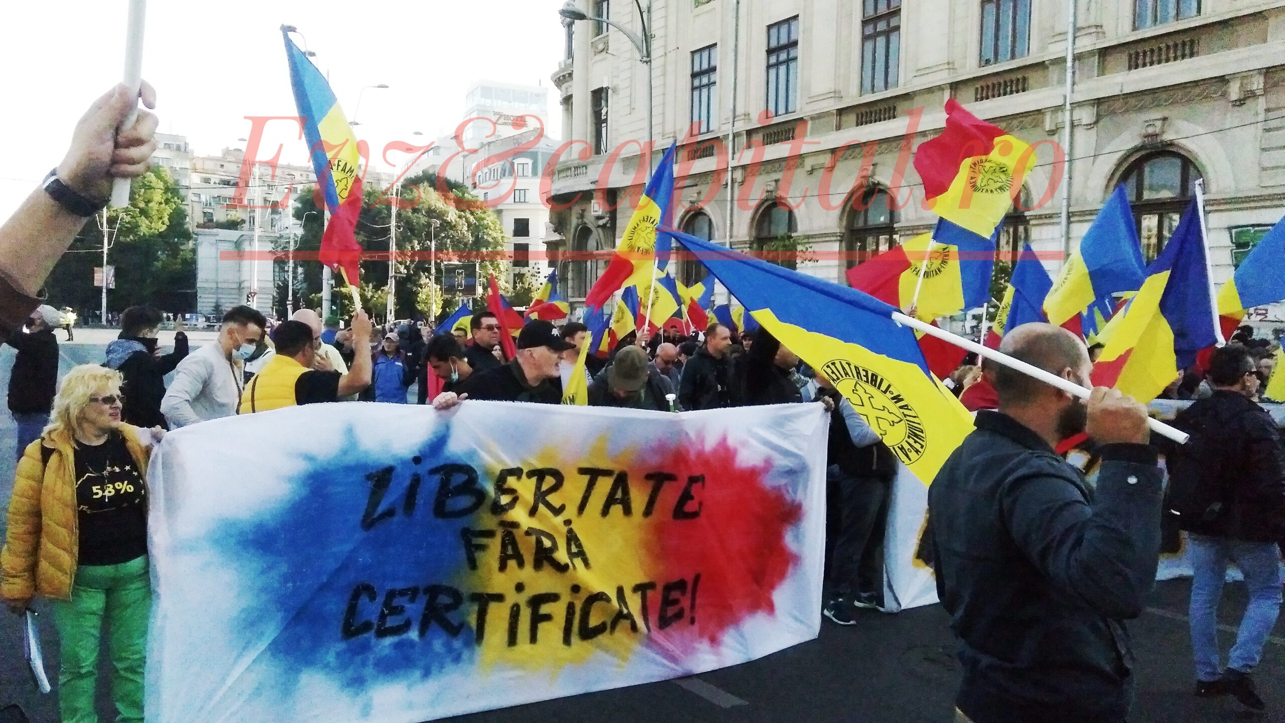 România fierbe! Protest fără precedent în Capitală. Oamenii au blocat toate intrarile în Parlament