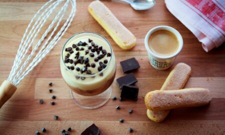 Desert inedit. Cum să faci TIRAMISU fără mascarpone. Crema este divină datorită unui ingredient secret