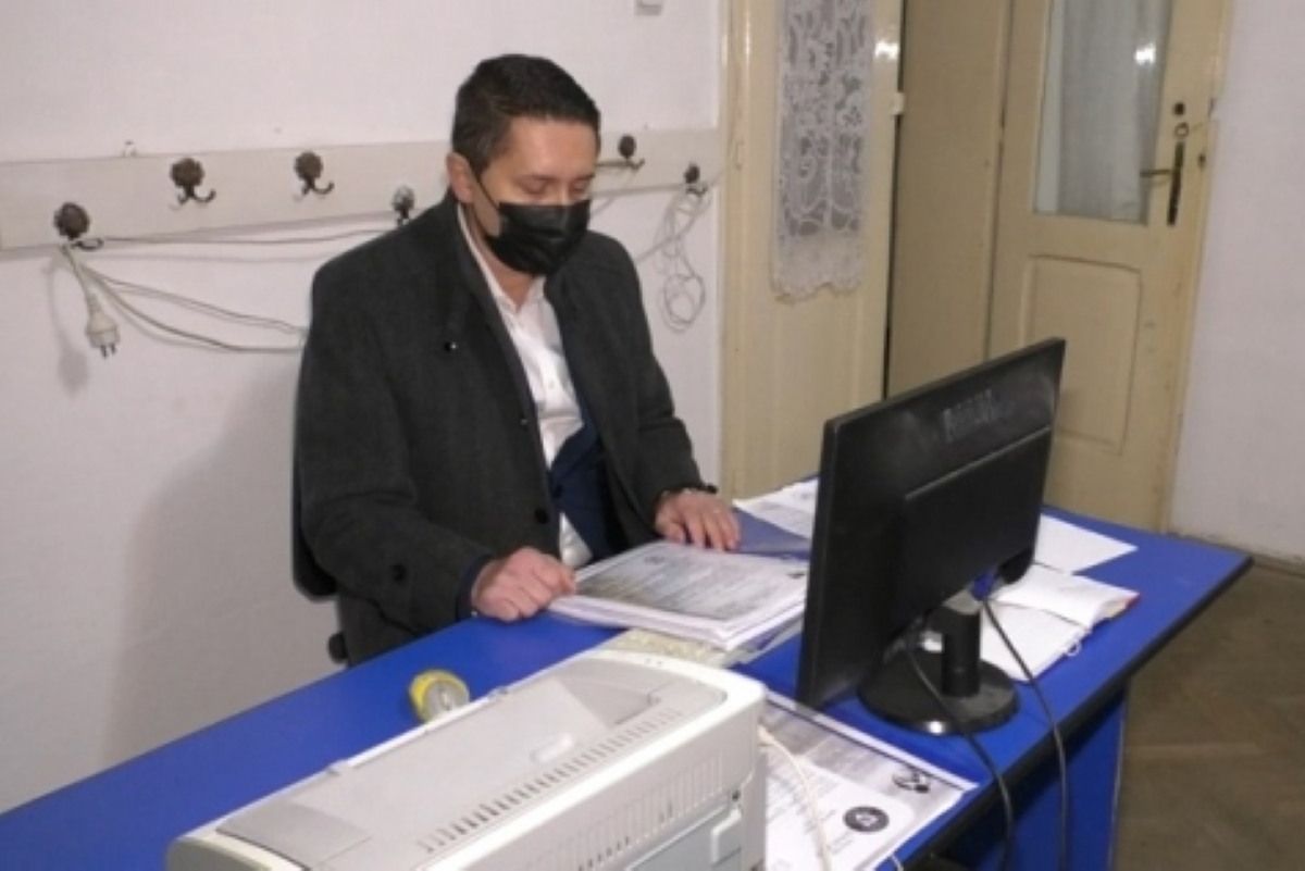 Video. Viceprimar „exilat” într-o grădiniță în paragină. Primarul vrea să-l țină „ancorat în realitatea urbei”