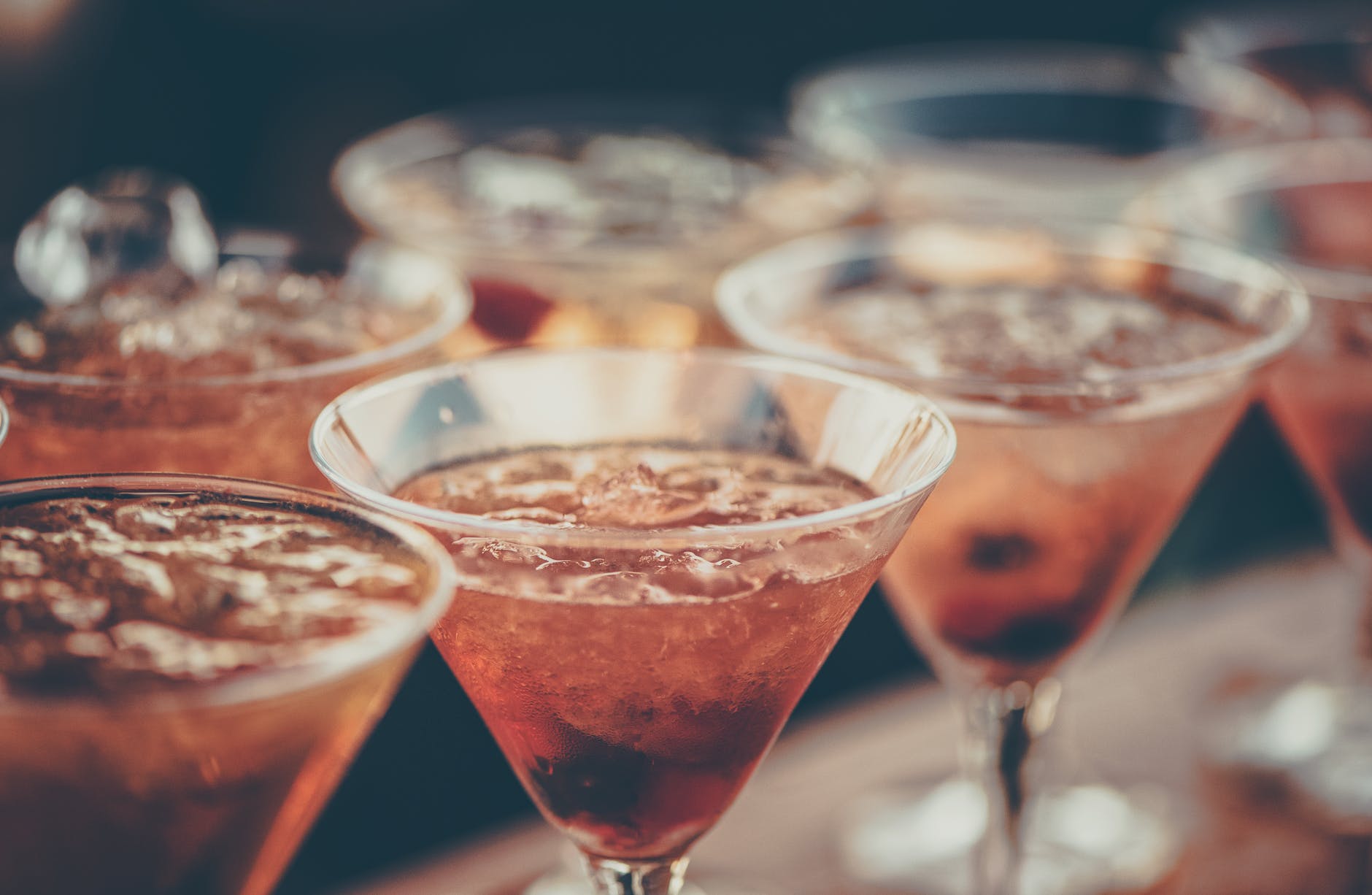Cocktail-uri speciale pentru Crăciun. 3 băuturi cu care o să îți uimești musafirii