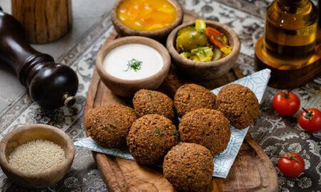 Așa prepari rețeta de falafel la tine acasă. Chifteluțele de năut sunt extrem de gustoase și sățioase!