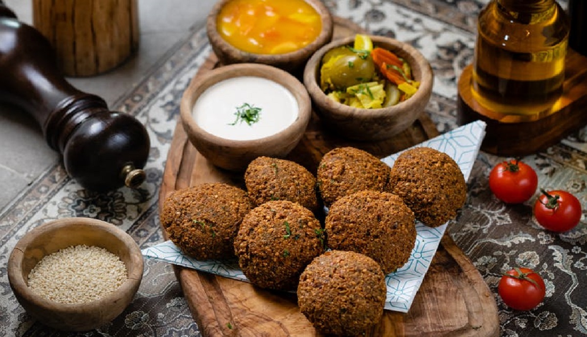 Așa prepari rețeta de falafel la tine acasă. Chifteluțele de năut sunt extrem de gustoase și sățioase!