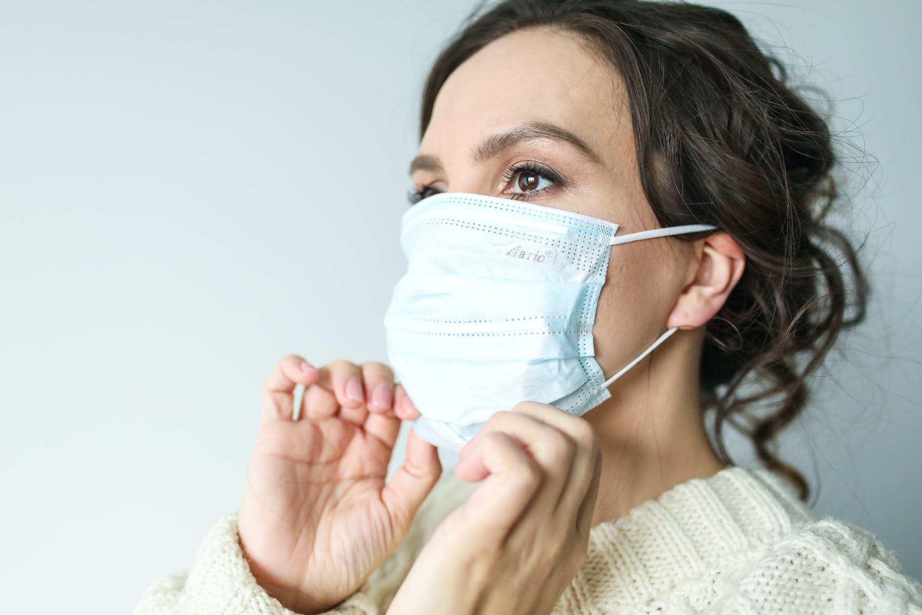 Medicii atrag atenția: În spaţiile închise, riscul de infectare cu coronavirus rămâne extrem de mare
