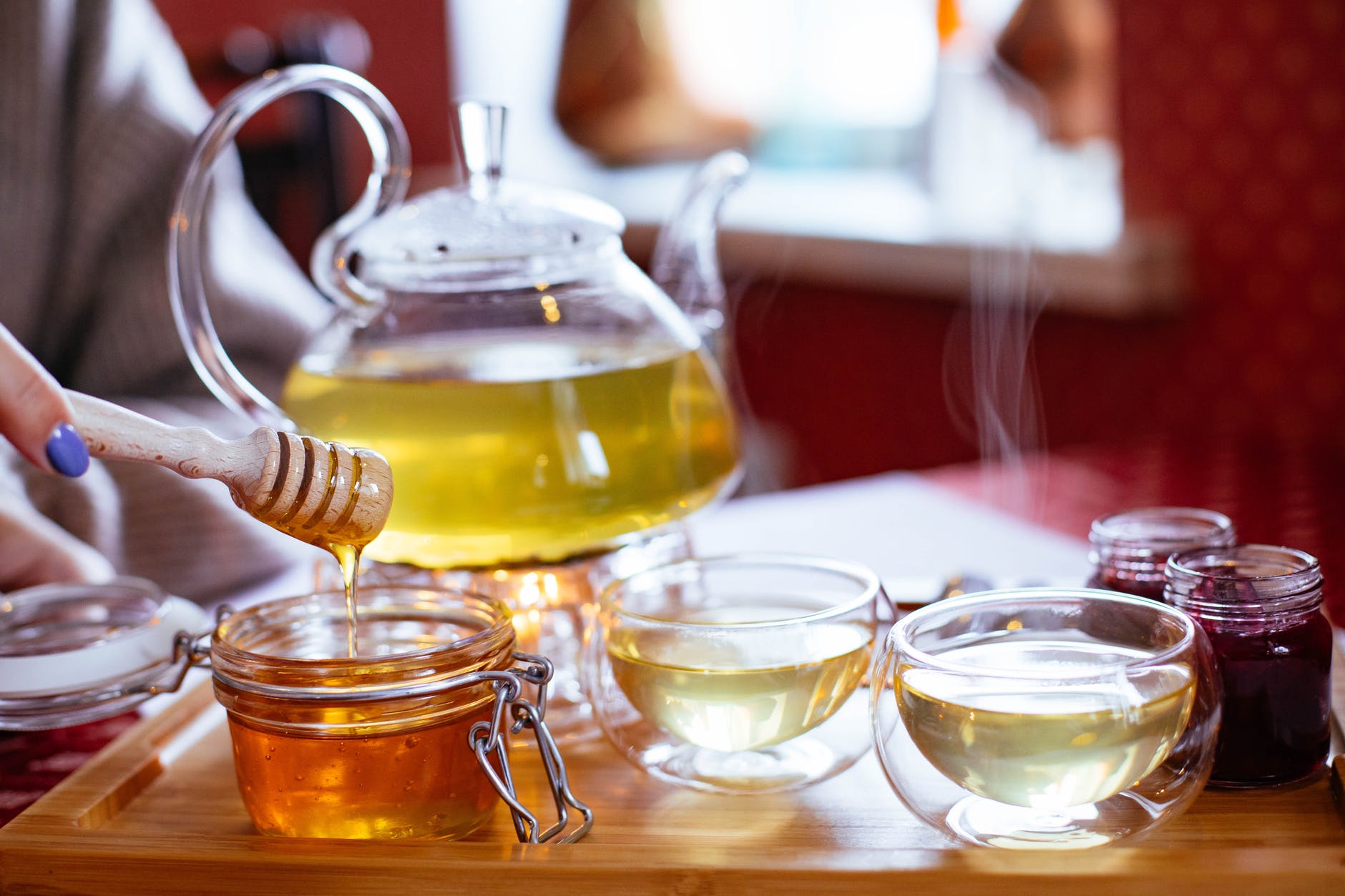Pui miere în ceaiul fierbinte? Adevărul despre greșeala pe care toți românii o fac
