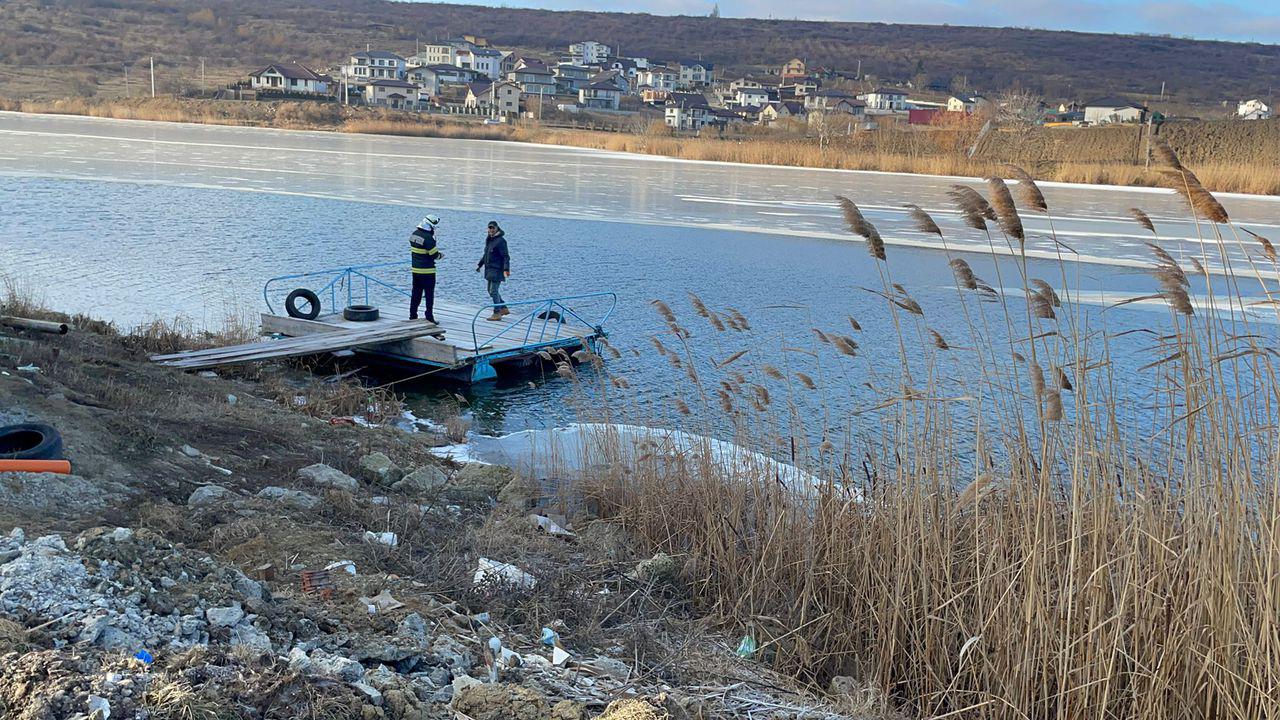 Un cățel prins în gheața lacului Dorobanț a fost salvat de pompierii ieșeni!