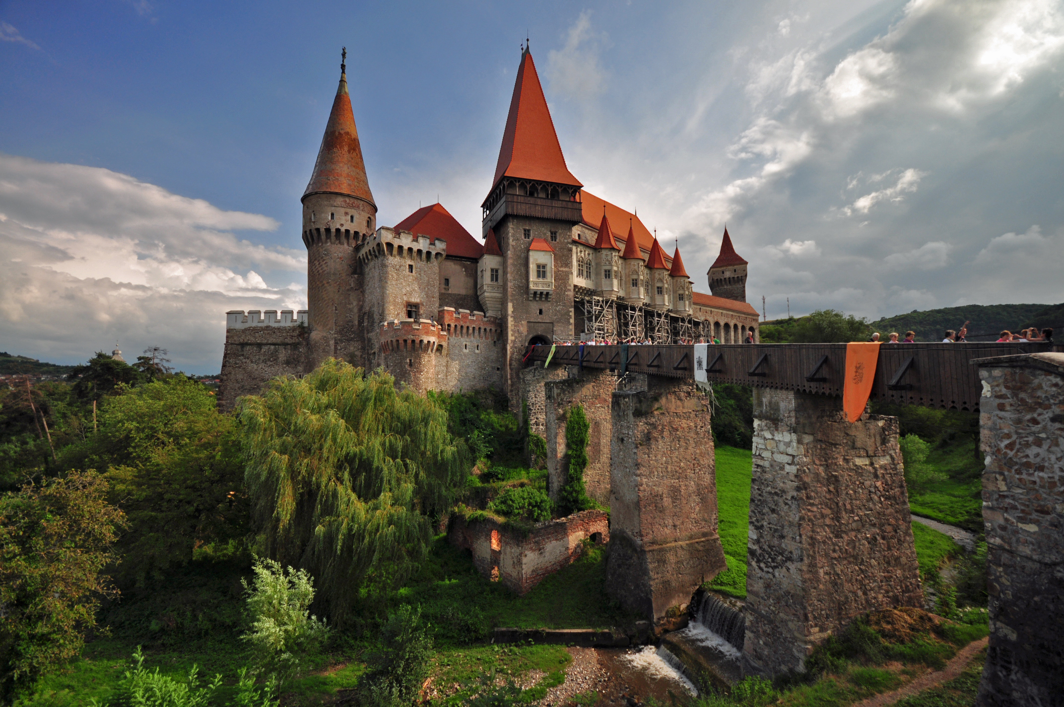 Castelul Corvinilor își va recăpăta strălucirea prin intermediul fondurilor europene. Detaliile neștiute din temnița lui Dracula