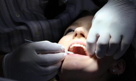 Dentist trimis în judecată după ce i-a scăpat în gât unei paciente o șurubelniță