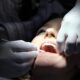 Dentist trimis în judecată după ce i-a scăpat în gât unei paciente o șurubelniță