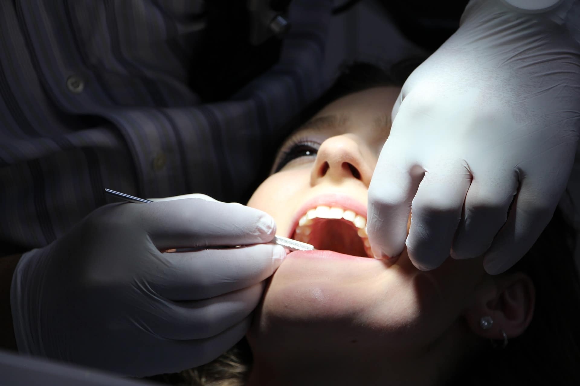 Dentist trimis în judecată după ce i-a scăpat în gât unei paciente o șurubelniță