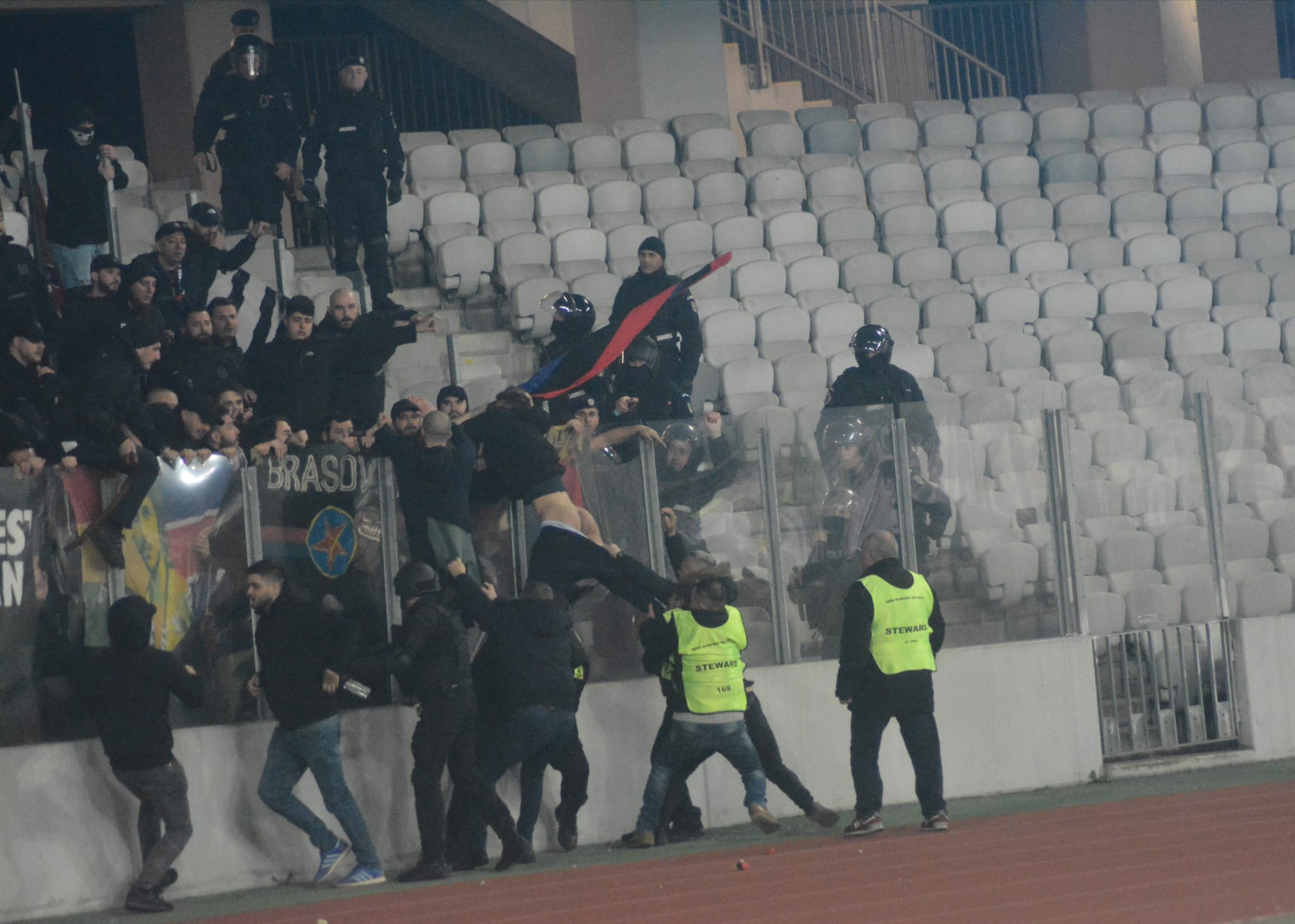 Incidente provocate de suporterii steliști la meciul cu ”U” Cluj! Comunicatul Jandarmeriei Mobile Cluj