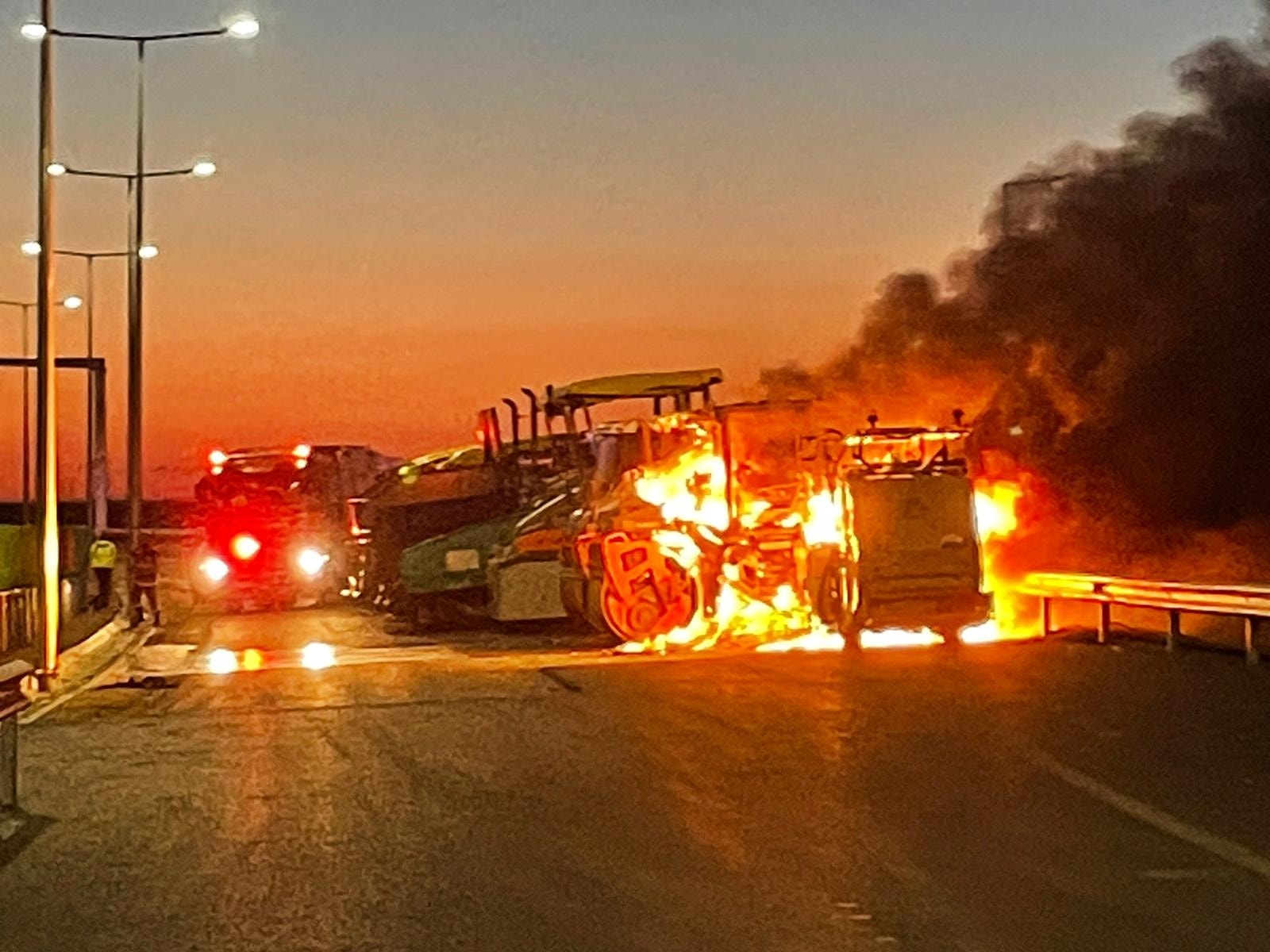 Incendiu neobișnuit pe o porțiune a Drumului Expres Craiova-Pitești. Patru utilaje cuprinse de flăcări