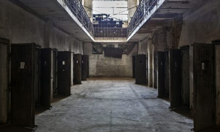 închisoarea tăcerii