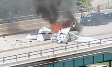 Avion prăbușit pe un pod din Miami. A fost lovită o mașină cu o femeie și doi copii
