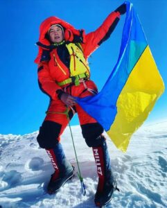 O ucraineancă, ca să ridice moralul semenilor ei, a escaladat Everestul. Aceasta este o premieră