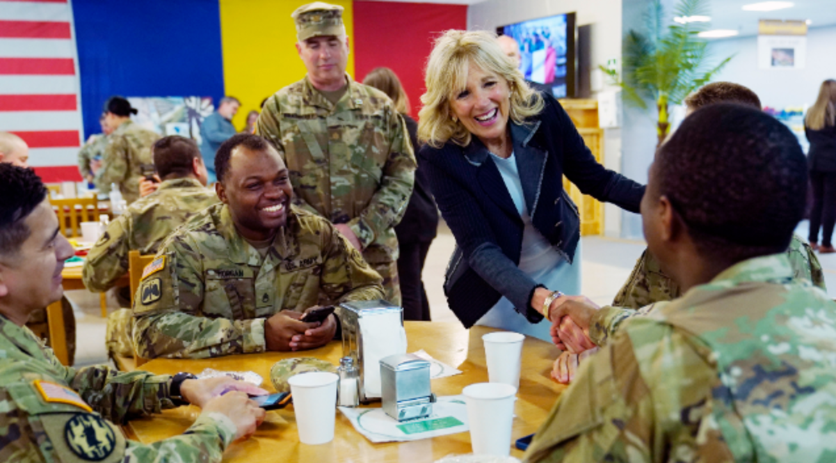 Jill Biden a adus un cadou inedit pentru militarii de la baza Kogălniceanu