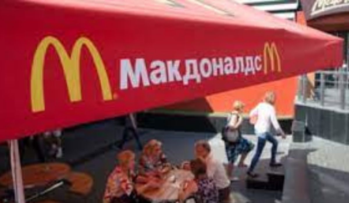 McDonald’s își vinde afacerea din Rusia. Timp de 30 de ani, rușii au mâncat hamburgeri