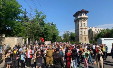 Amenzi de 200 de euro la Chișinău pentru purtarea unor simboluri anti-război