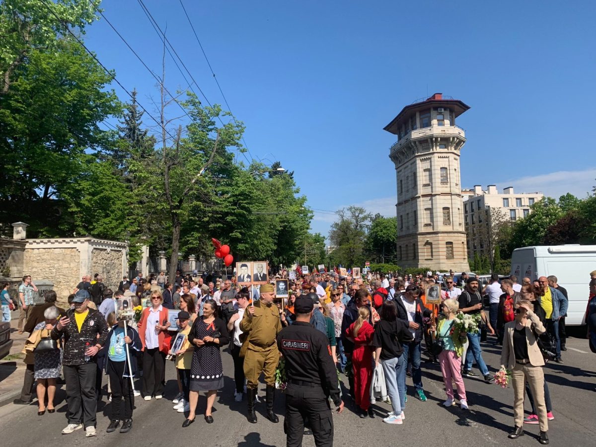 Amenzi de 200 de euro la Chișinău pentru purtarea unor simboluri anti-război