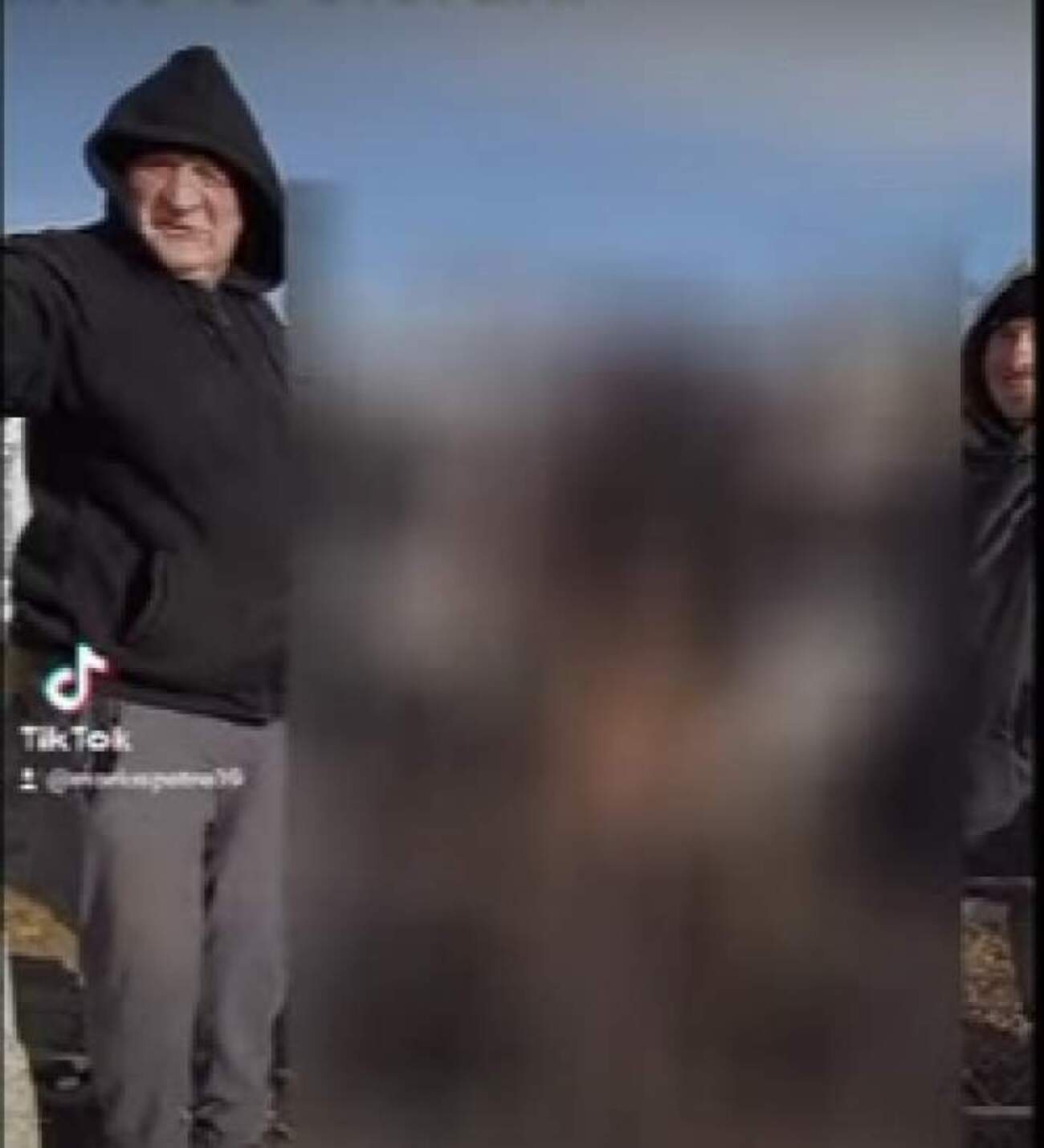 Șocant. Trei bărbați „veseli” s-au filmat dansând cu cadavrul unei femei deshumate 