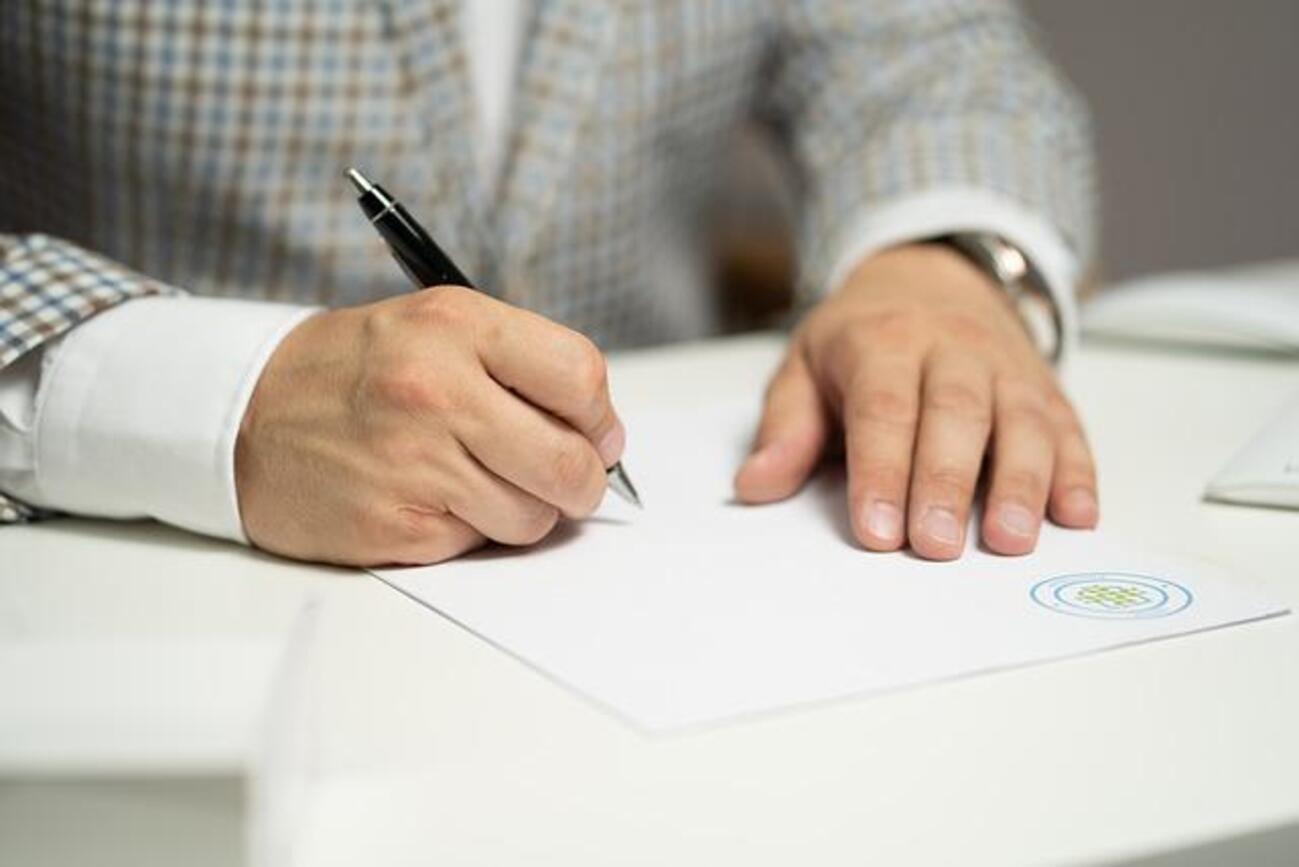 O veste bună pentru unii români! Notarii nu mai au obligaţia să raporteze la ANAF tranzacţiile imobiliare sub 450.000 de lei