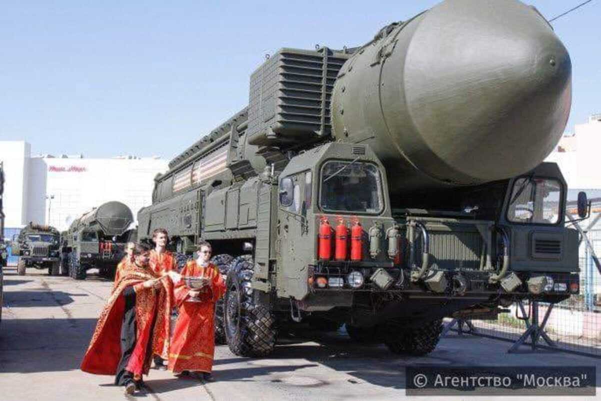 Preoții ruși au binecuvântat racheta atomică Satan. Fotografia face înconjurul lumii