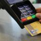 2,8 milioane de români vor primi de la Guvern „cardul de cumpărături”. Începe distribuirea lor