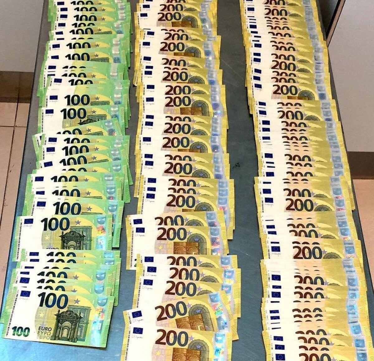 Prins în sectorul VIP al aeroportului cu 40.000 de euro, ascunși în bagaj. Bărbatul zbura la Viena