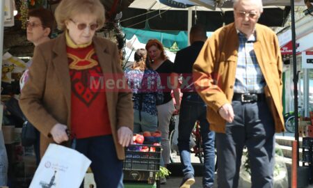 Ioana Băsescu a făcut baie de mulţime în Piaţa Dorobanţi din Capitală