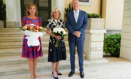 Trei profesori, fericiţi că educă lumea. Jill Biden şi soţii Iohannis, întâlnire cu caracter umanitar