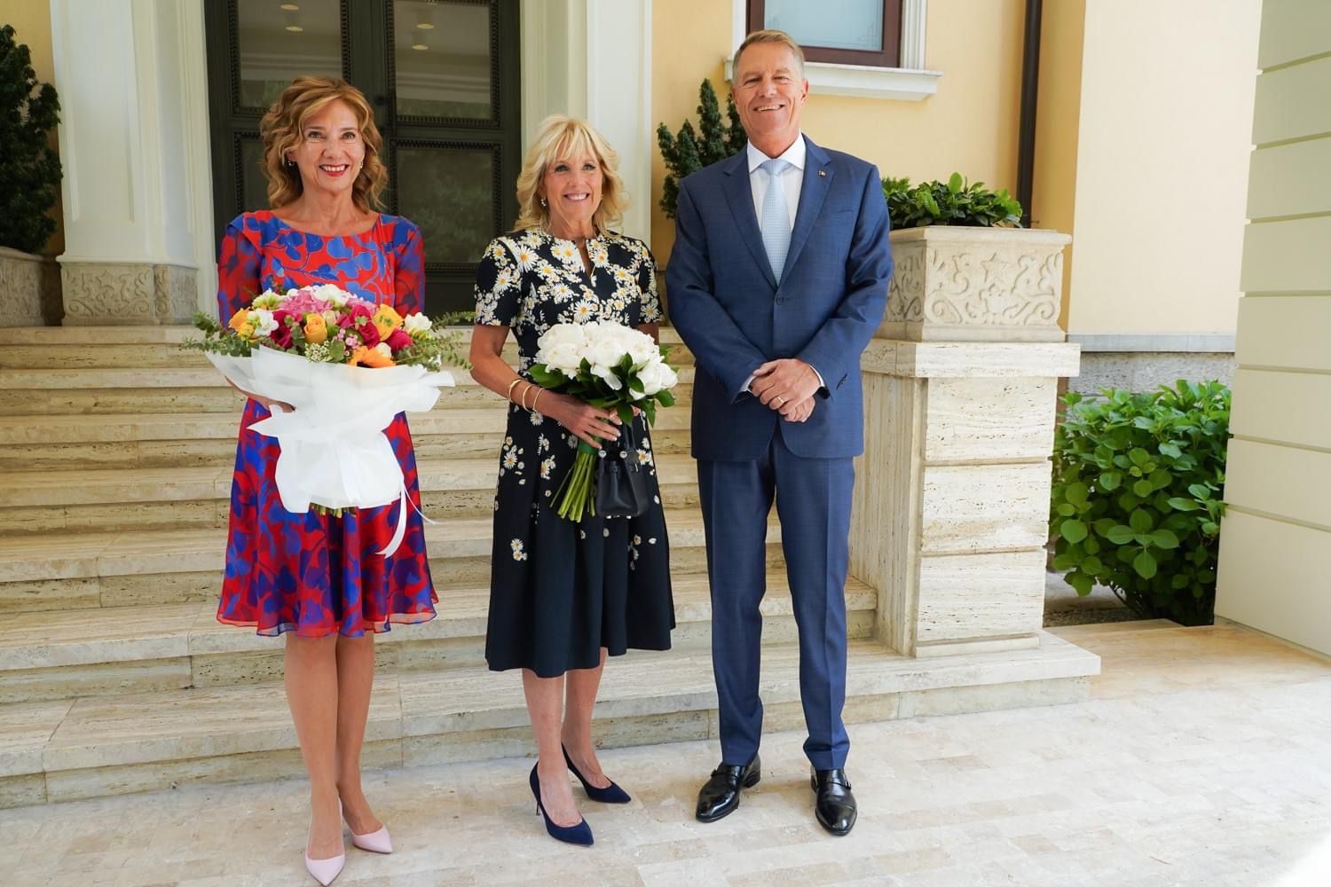 Trei profesori, fericiţi că educă lumea. Jill Biden şi soţii Iohannis, întâlnire cu caracter umanitar