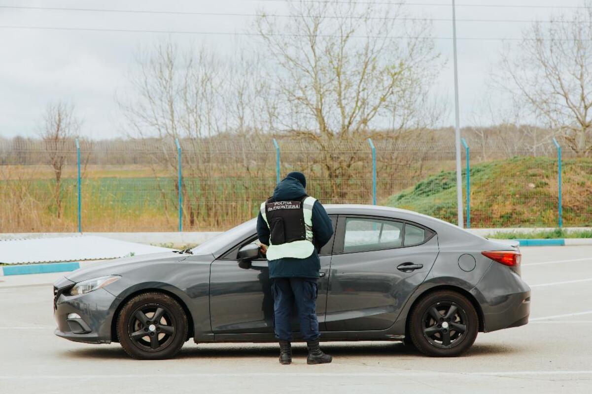 La granița cu Republica Moldova, tot mai mulți indivizi prezintă acte false. Spun că le-au obținut din Internet