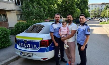 Fetiță de numai un anișor, salvată de doi polițiști din cadrul IPJ Dolj. Tatăl alerga disperat cu micuța pe stradă