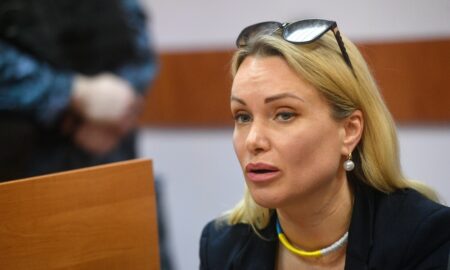 Drama Marinei Ovsiannikova, jurnalista care a contestat războiul din Ucraina. Acuzată de trădare, riscă să își piardă copiii