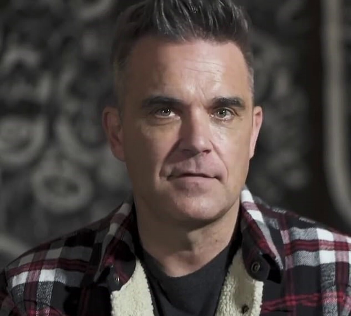 Robbie Williams spune că a renunțat la „cocaină și striptease” pentru „colorat”. Ce credeți că face acum artistul?