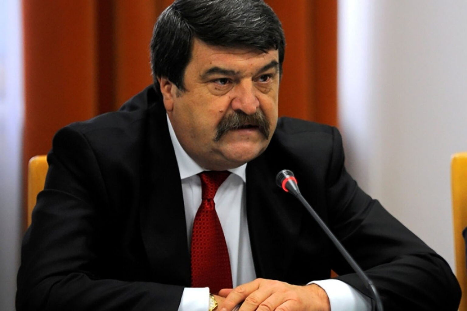 Prefectul Capitalei cere măsuri, în contextul valului de caniculă – stropirea asfaltului și RoAlert