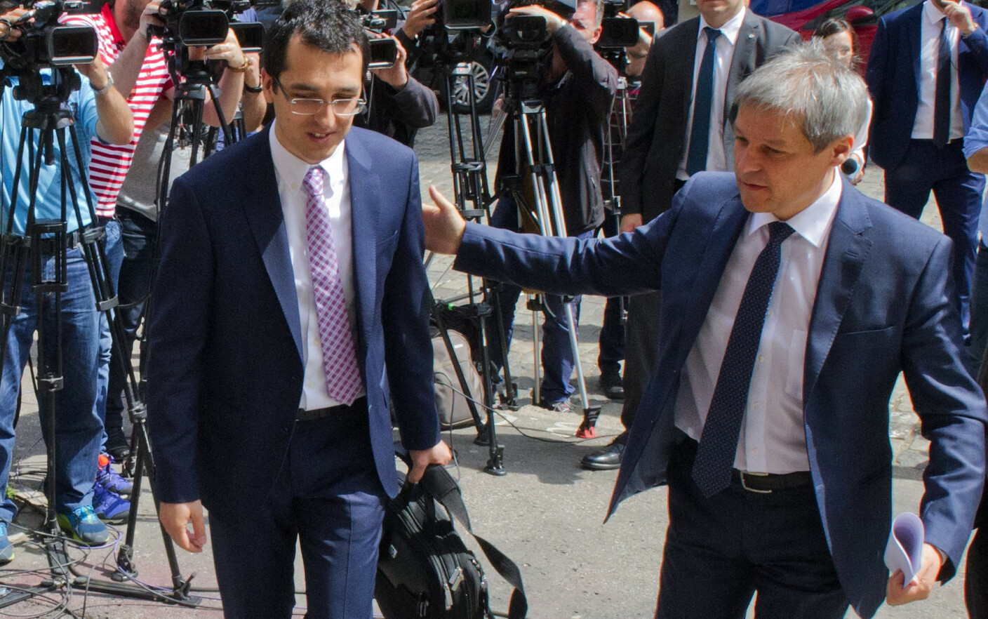 Vlad Voiculescu face prima mișcare strategică după anunțul plecării lui Cioloş. A transmis o scrisoare internă