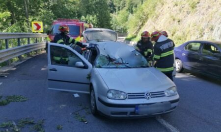 Anchetă în cazul femeii căreia o creangă i s-a înfipt în șold prin parbriz. Care e starea pacientei