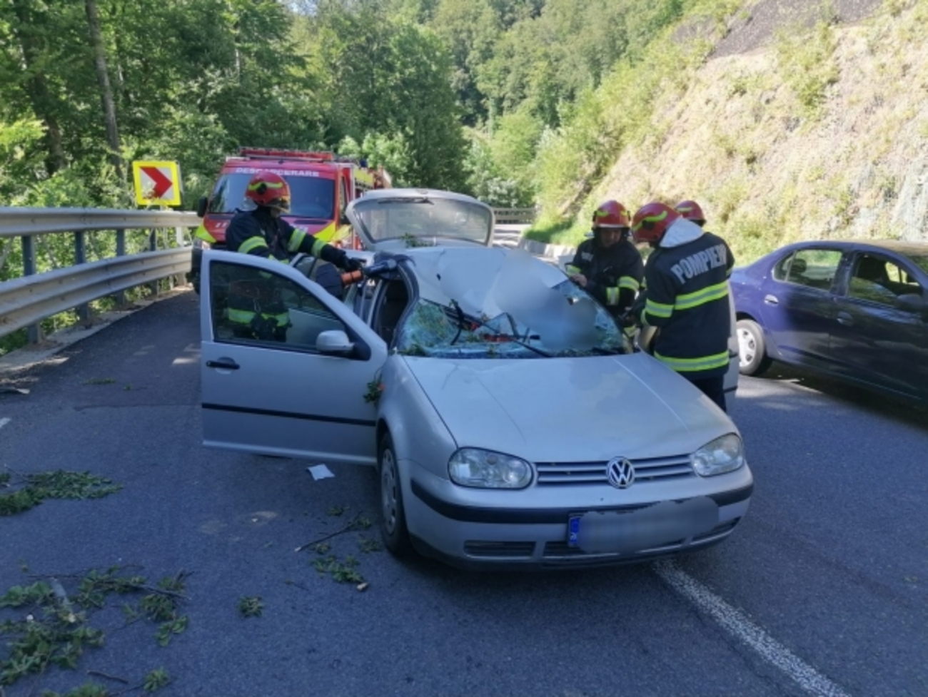 Anchetă în cazul femeii căreia o creangă i s-a înfipt în șold prin parbriz. Care e starea pacientei