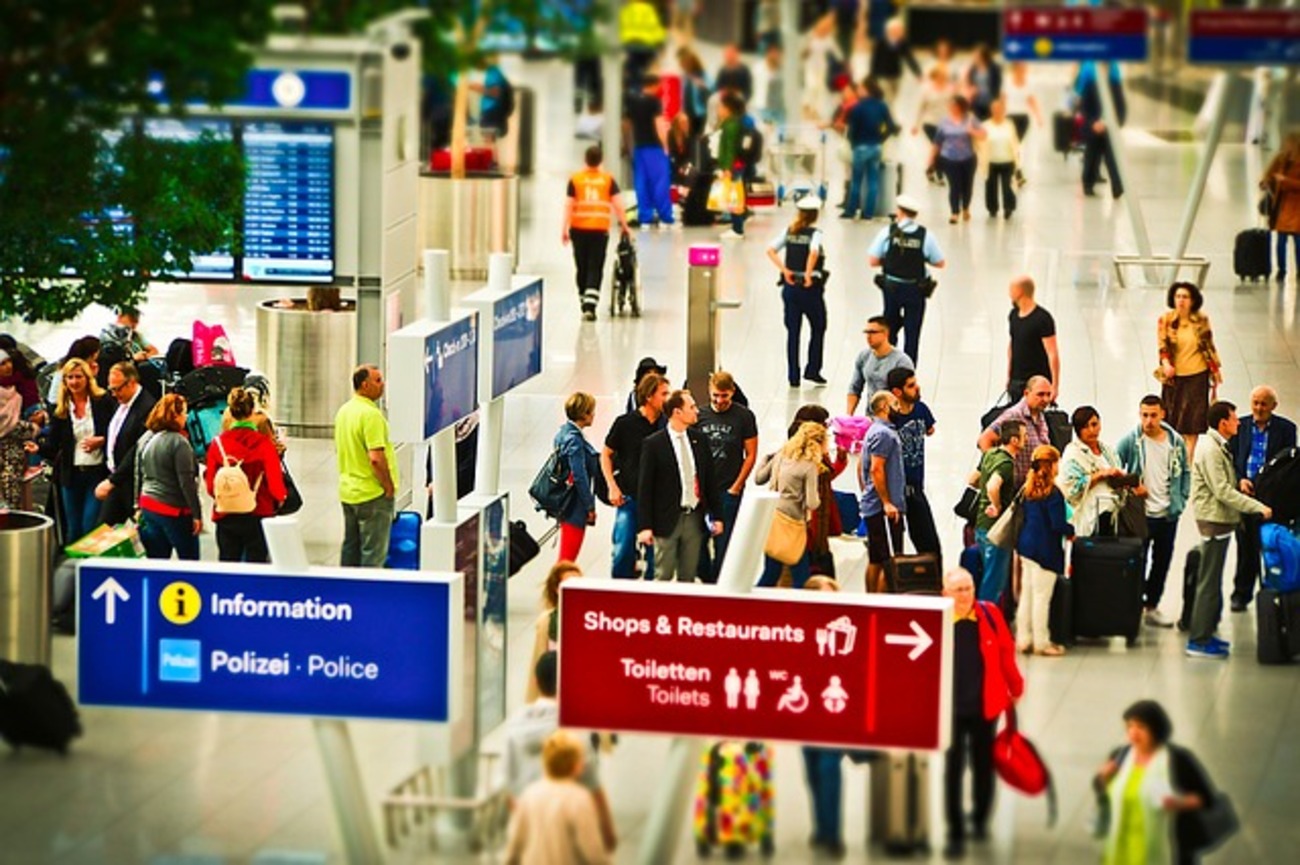 Haos pe aeroporturi, zboruri amânate sau anulate, bagaje pierdute. Ce putem face pentru a recupera măcar o parte din bani