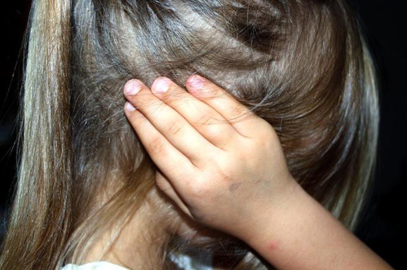Copii obligați să poarte urzici în lenjeria intimă. Asistenții sociali au primit în total 24 de ani de închisoare