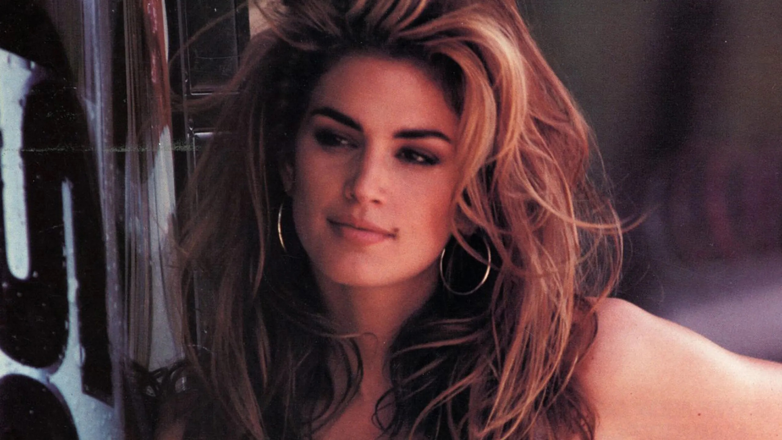 Cindy Crawford dă tonul în moda de vară. A apărut îmbrăcată într-un top cu mâneci umflate