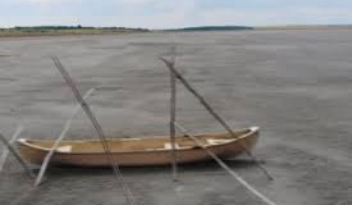 Lacul care a rămas fără apele sale saline și salmastre. Locuitorii zonei privesc uluiți deșertul rămas pe 8 km pătrați